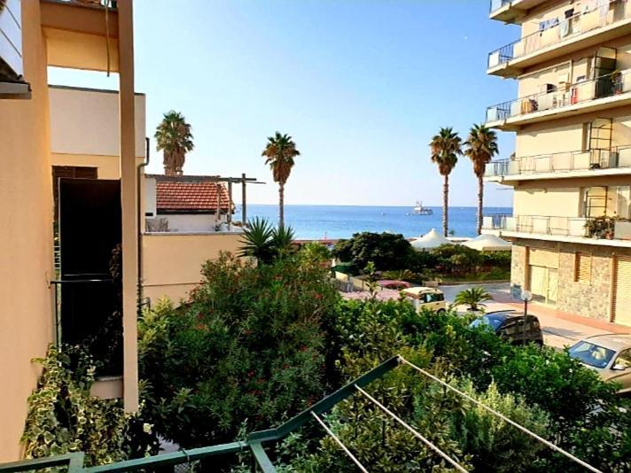 Raffaello Beach Apartment - 50 M From The Sea - Wifi Савона Экстерьер фото
