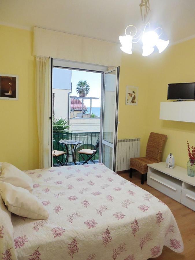 Raffaello Beach Apartment - 50 M From The Sea - Wifi Савона Экстерьер фото